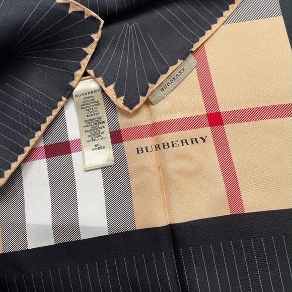 New Burberry Scarf Iconic Beige Check Black Border Silk Wrap - Picture 9 of 10
